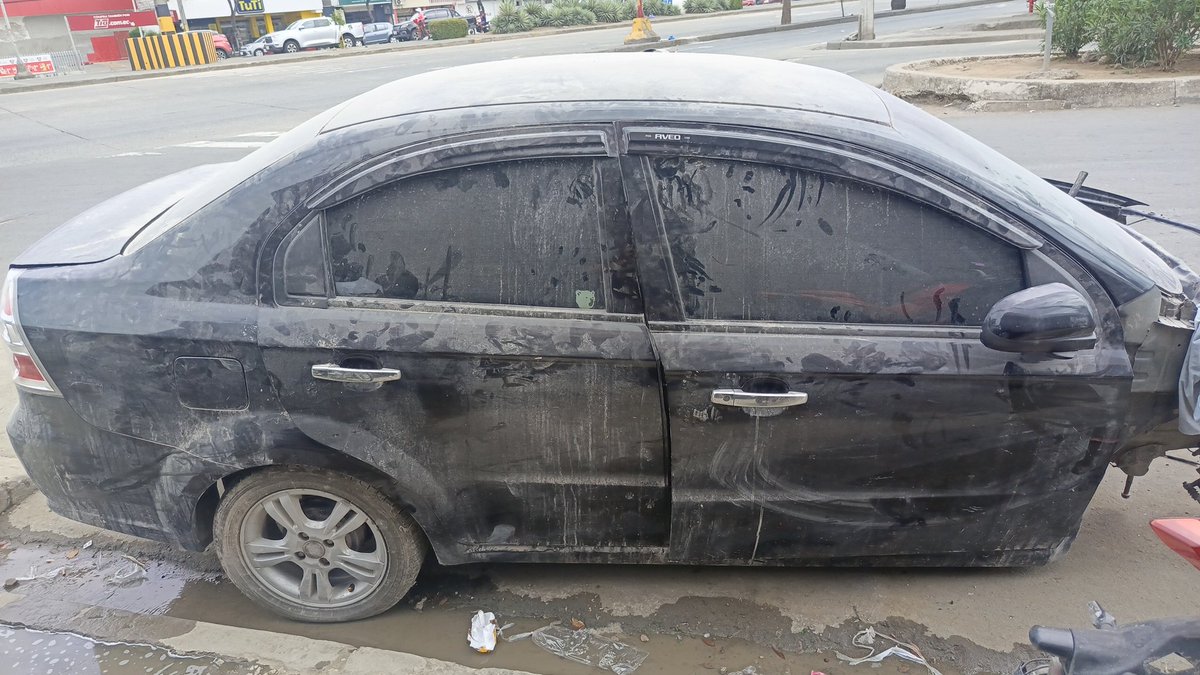 StevenJ49861338's tweet photo. @ATMGuayaquil Solicito su intervención para verificar y retirar un vehículo Chevrolet Aveo color negro abandonado en la Av. Francisco de Orellana, frente al Tía de Las Orquídeas se encuentra desmantelado y ocupando la vía pública desde hace tiempo Adjunto evidencia. Gracias https://t.co/Y1elvTqHxO