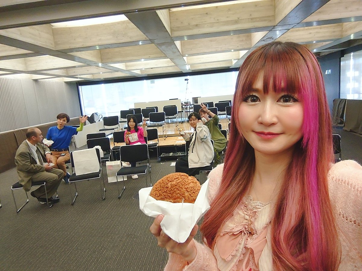 Mai_Takami888's tweet photo. 今日は #シュークリームの日
福山市の【#Enlee (#エンリー /ガーデンレストラン)】さん✨
中の隙間が全く無いくらいカスタードたっぷり詰まってるサクサク生地のシュークリームが美味しすぎる🥚😻🍪
公演の時差し入れでいただいて,まいにゃんが今まで食べた中で一番大好きなシュークリームです💛😋 https://t.co/FINZNYCLhS
