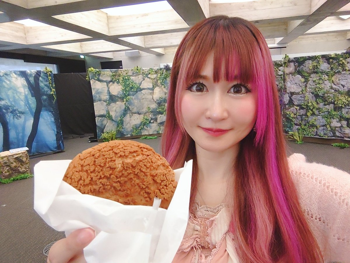 Mai_Takami888's tweet photo. 今日は #シュークリームの日
福山市の【#Enlee (#エンリー /ガーデンレストラン)】さん✨
中の隙間が全く無いくらいカスタードたっぷり詰まってるサクサク生地のシュークリームが美味しすぎる🥚😻🍪
公演の時差し入れでいただいて,まいにゃんが今まで食べた中で一番大好きなシュークリームです💛😋 https://t.co/FINZNYCLhS