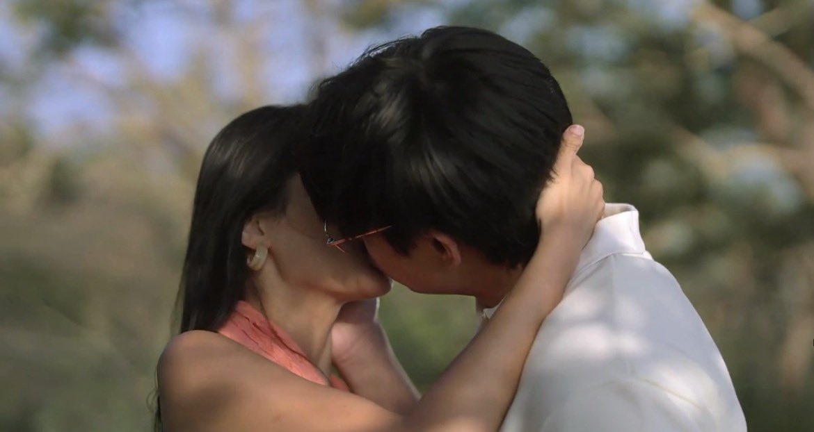 CHNDRlA's tweet photo. I'M GONNA FRICKIN DIE RNNNNN WHAT DO U MEAN AZRALPH FIRST ON SCREEN KISS??????? 

MARTSARI FATED BY UNIVERSE
#AZRALPHasMARTSARITheFinale https://t.co/NXNP5ynXe2