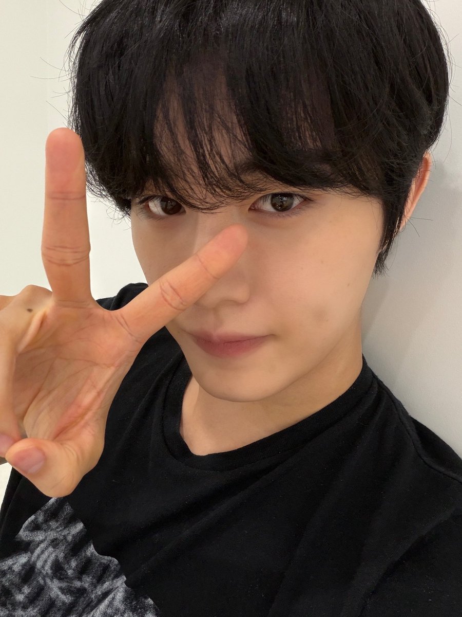 mypinkmelo's tweet photo. 260619 hiand 🐰💬 6:57PM KST

🐰 [photo]
🐰 [photo]
🐰 i had my bangs down for the first time in awhile
🐰 it feels like i became 6 years younger
🐰 ㅋㅋㅋㅋㅋㅋㅋㅋㅋ
🐰 i can’t believe there comes a day where i feel awkward with bangs down

#CIX #HYUNSUK #현석 #윤현석 #씨아이엑스