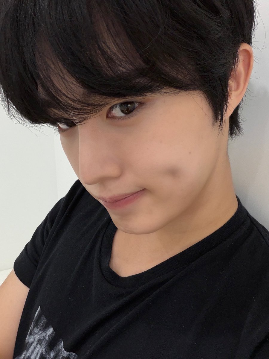 mypinkmelo's tweet photo. 260619 hiand 🐰💬 6:57PM KST

🐰 [photo]
🐰 [photo]
🐰 i had my bangs down for the first time in awhile
🐰 it feels like i became 6 years younger
🐰 ㅋㅋㅋㅋㅋㅋㅋㅋㅋ
🐰 i can’t believe there comes a day where i feel awkward with bangs down

#CIX #HYUNSUK #현석 #윤현석 #씨아이엑스