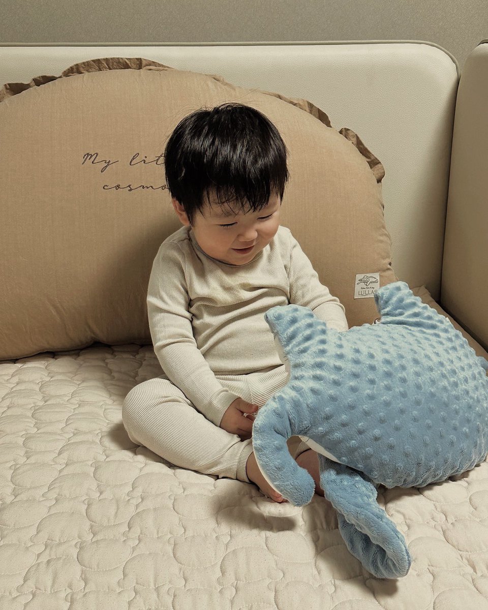oflilyane's tweet photo. ⟟ 𝐏𝐀𝐒𝐀𝐋𝐀𝐂𝐐𝐔𝐀 𝐂𝐎𝐌𝐎, 𝐈𝐓𝐀𝐋𝐘.
Belum mau tidur anak mami ya, masih seru main terbang-terbangan ✈️
Papanya masih sibuk sama laptop jadi Banyu ndak mau bobo. https://t.co/gP1tTidGnU