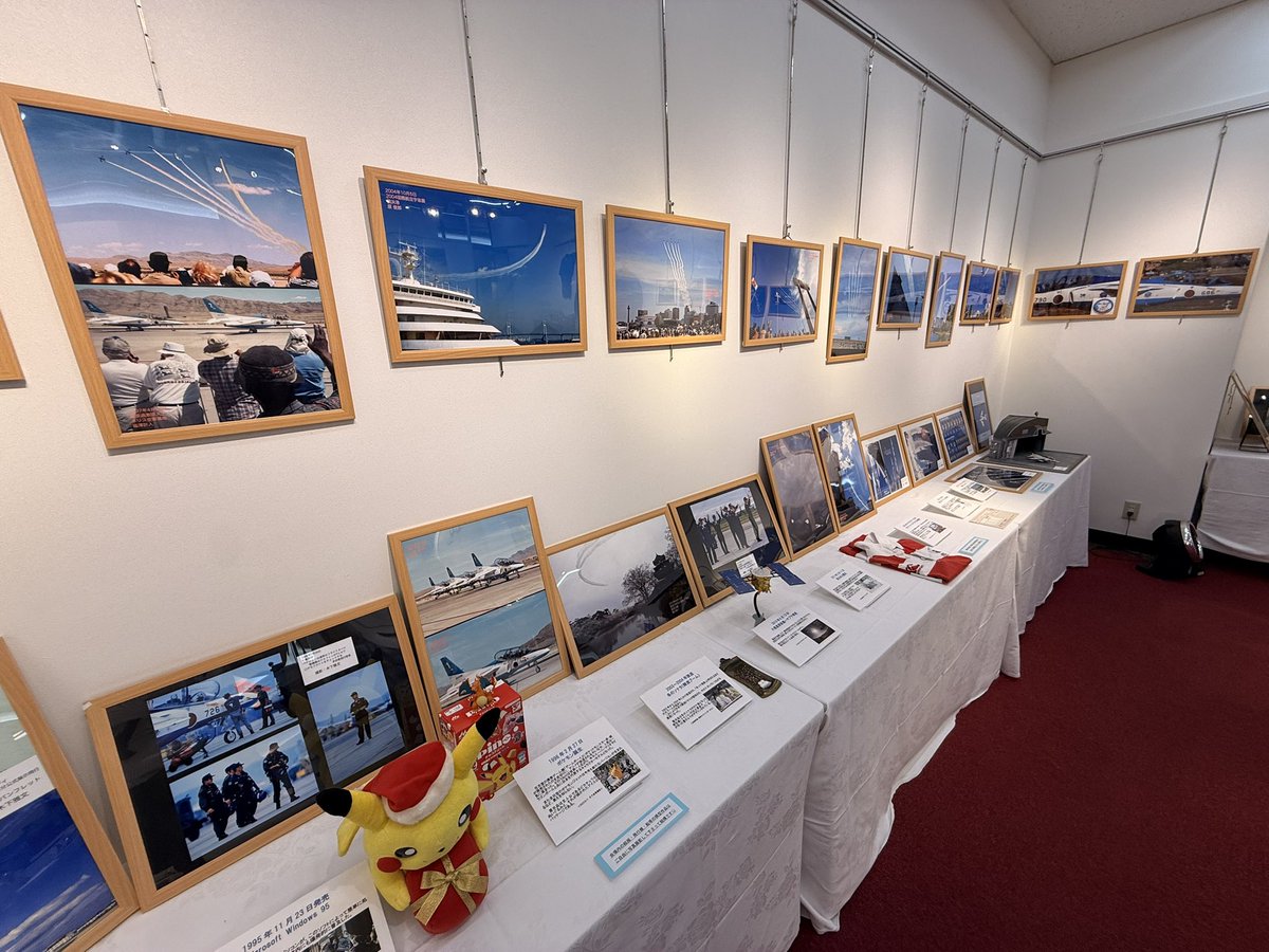 MSFacto0011's tweet photo. 2026.6.19 航空ジャーナリスト協会「JAJA COLLECTION 2026」〝T-4ブルー 30年の軌跡〟を見てきました👀
会場では写真展や、イラストレーター佐竹政夫氏、永井淳雄氏のイラスト、ブルー関連の記念品などが展示されてました❣️
会場に佐竹さんが居たので、ポスターにサインを頂きました♪ https://t.co/qKm6Up9yTy