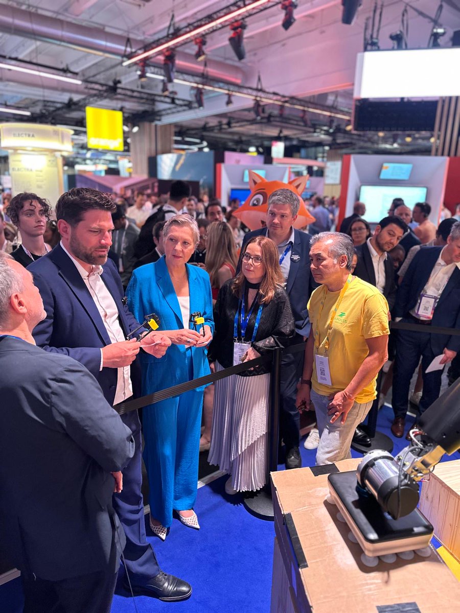 Docapost's tweet photo. #Vivatech | Visites ce matin sur le Lab @GroupeLaPoste à @Vivatech de @ALeHenanff et @VincentJeanbrun, à qui @LunguSmara et @BenoitParizet ont présenté nos solutions souveraines et nos innovations.

#LaPoste #Docaposte https://t.co/b0jAlcVFxZ