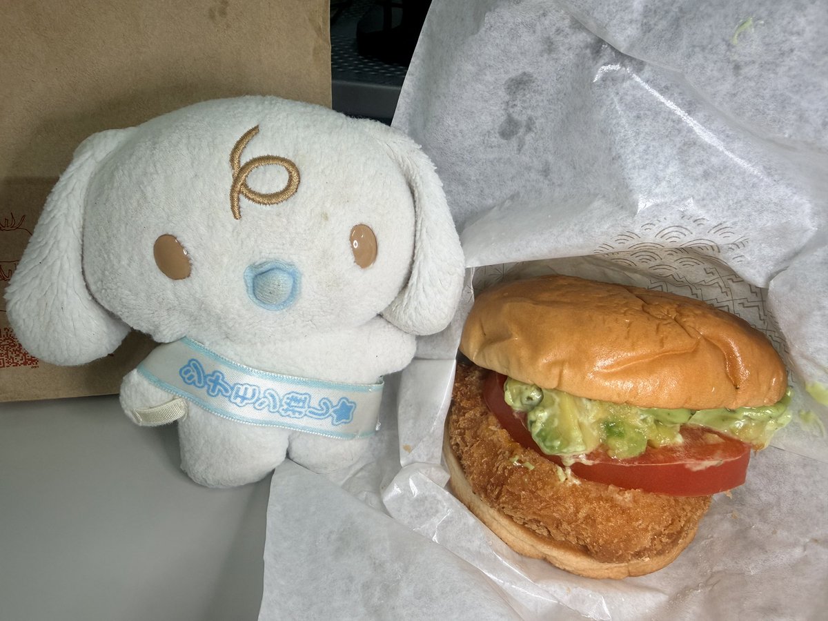 cycle_v's tweet photo. ハンバーガーを買うたびにきみ写真と違うね？って言ってる🍔
アボカド海老カツバーガー100円引きにも関わらず490円庶民に優しくない😭
アボカドたくさんで美味しくはあった＼🥑•ᴗ•🥑／ https://t.co/a6Z5DZTwvY
