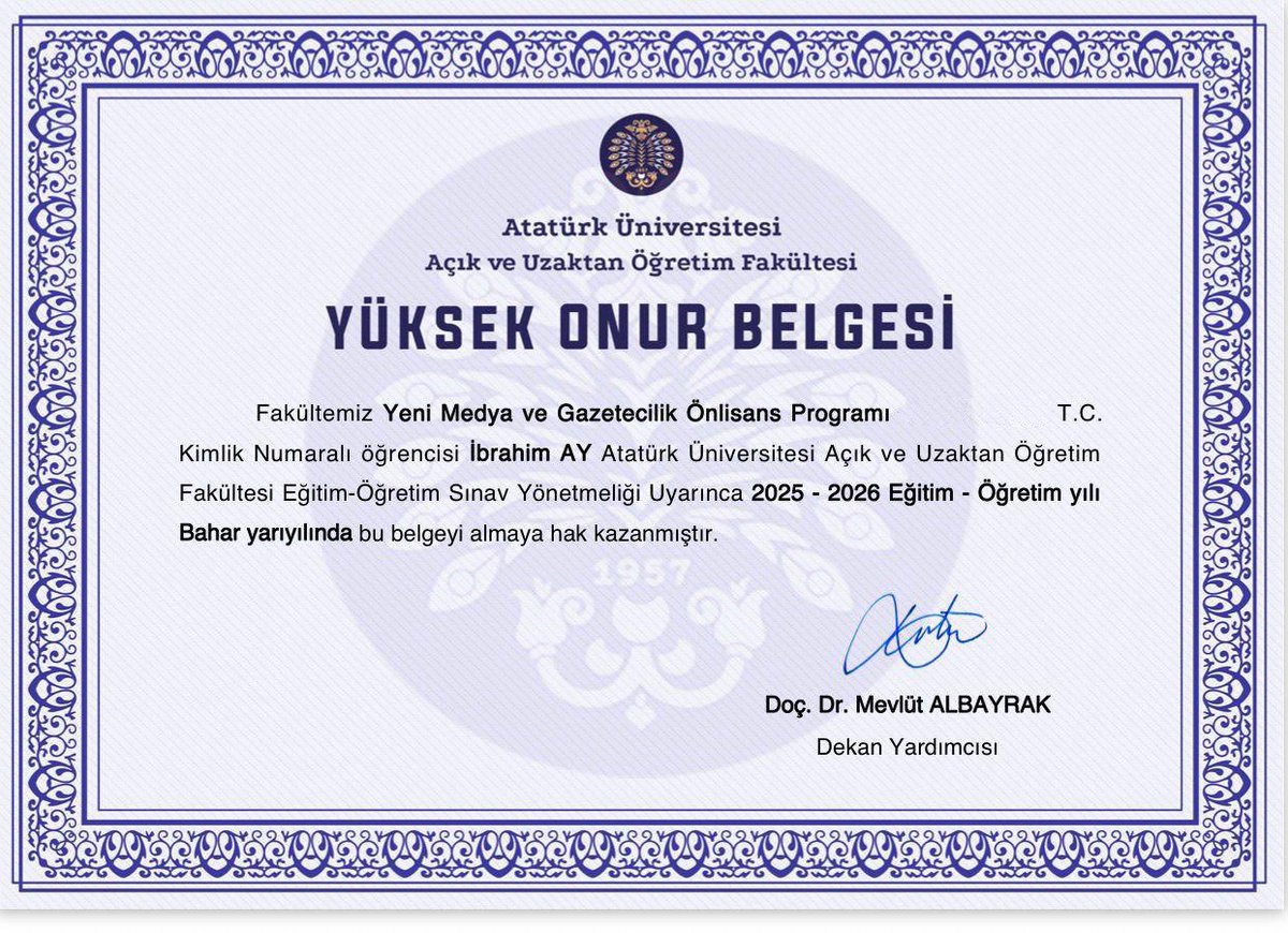 ismailsahin_27's tweet photo. 📌 Bazı insanlar vardır; şartlar ne kadar zor olursa olsun hedeflerinden vazgeçmez, engeller karşısında yılmaz, çalışmaktan ve üretmekten asla geri durmaz. Kardeşim kadar sevdiğim kıymetli dostum @iBRAHiMAY_ da işte tam olarak böyle biridir.

📌 Atatürk Üniversitesi Yeni Medya ve Gazetecilik Bölümü’nde göstermiş olduğu başarılı performans sonucunda Onur Belgesi almaya hak kazanması bizleri gururlandırmıştır. Bu başarı; azmin, emeğin, kararlılığın ve inancın en güzel karşılığıdır.

📌 Kendisini gönülden tebrik ediyor, eğitim hayatında ve meslek yaşamında çok daha büyük başarılara imza atacağına yürekten inanıyorum.
Tebrikler İbrahim Ay… Yolun açık, başarıların daim olsun. 👏📚🏅
@MERAL_AY_