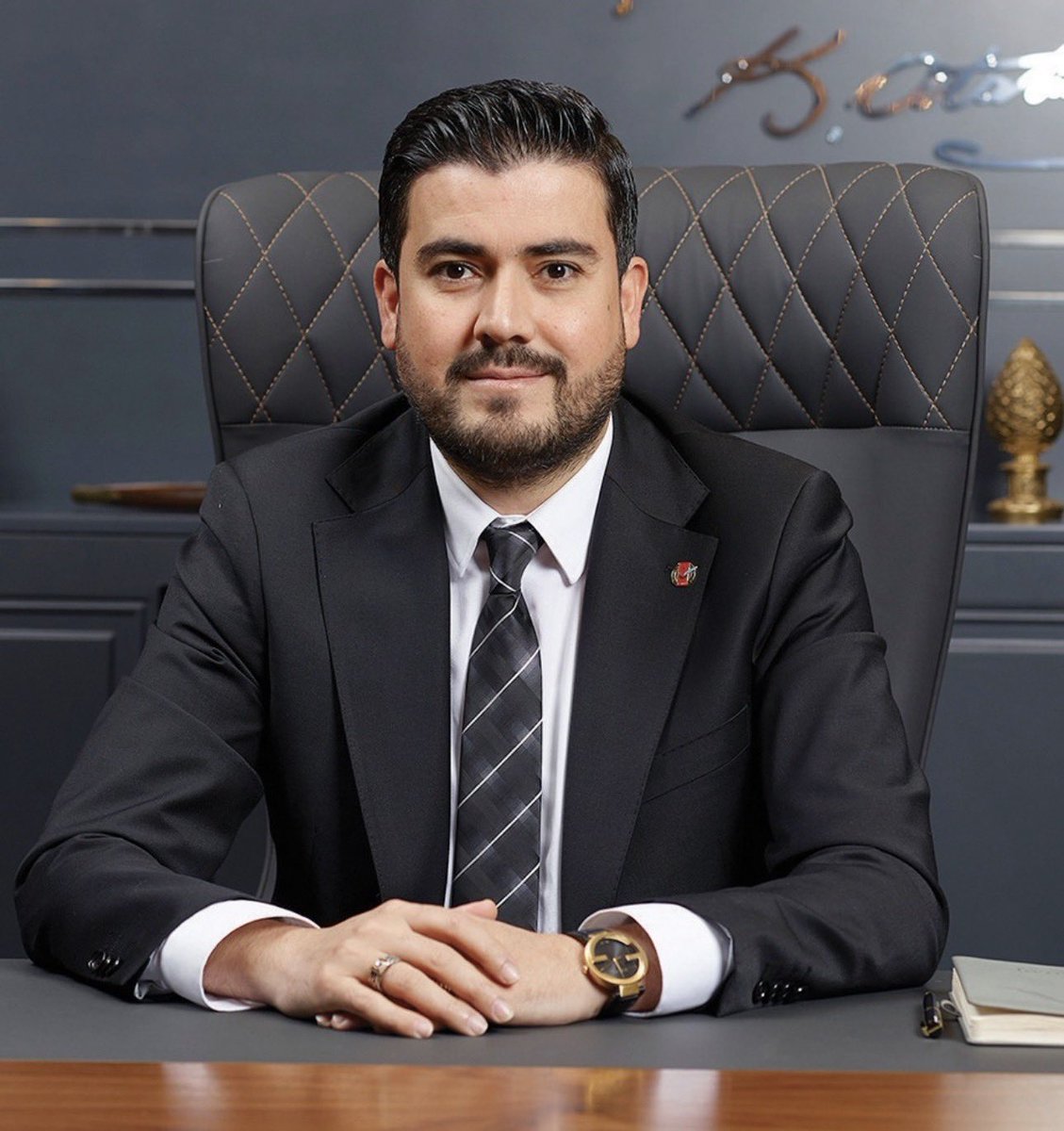 ismailsahin_27's tweet photo. 📌 Bazı insanlar vardır; şartlar ne kadar zor olursa olsun hedeflerinden vazgeçmez, engeller karşısında yılmaz, çalışmaktan ve üretmekten asla geri durmaz. Kardeşim kadar sevdiğim kıymetli dostum @iBRAHiMAY_ da işte tam olarak böyle biridir.

📌 Atatürk Üniversitesi Yeni Medya ve Gazetecilik Bölümü’nde göstermiş olduğu başarılı performans sonucunda Onur Belgesi almaya hak kazanması bizleri gururlandırmıştır. Bu başarı; azmin, emeğin, kararlılığın ve inancın en güzel karşılığıdır.

📌 Kendisini gönülden tebrik ediyor, eğitim hayatında ve meslek yaşamında çok daha büyük başarılara imza atacağına yürekten inanıyorum.
Tebrikler İbrahim Ay… Yolun açık, başarıların daim olsun. 👏📚🏅
@MERAL_AY_