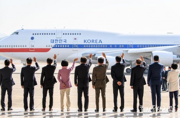schema35943103's tweet photo. <탁현민의 '의전 기억 조작', 기록은 거짓말 안 한다>

탁현민 전 청와대 의전비서관이 페북을 통해 "이미 문재인 정부 때 환송, 환영에 도열을 하지 않았다"라며 이재명 정부의 공항 의전을 비판했습니다. 

그러나 이것은 단순히 대중의 기억을 편집하려는 '사실 호도'를 넘어, https://t.co/l1mRzgD473