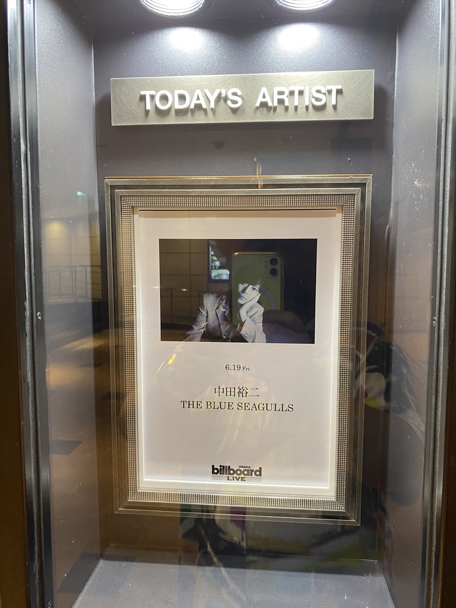 oku_boy's tweet photo. 何だかお久しぶりの中田裕二atビルボードライブ大阪。やっぱあの曲だけ格段にうまいというか何か力を帯びてる。場数が違うからか。独りきりで世に警鐘を鳴らし続け時代が不穏になってより深く刺さるようになるとは…会場との相性はもちろん、聴きたい曲連発ゾーンあり、迷ってる人は横浜東京行くべし！ https://t.co/MXoe7yb83i