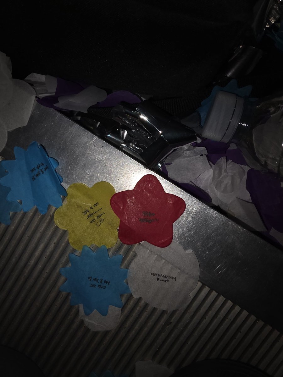 ultmoonsun's tweet photo. wheeins confetti says "mamamoomoo 4ever" 😭😭😭😭 https://t.co/ALbhdgiO4S
