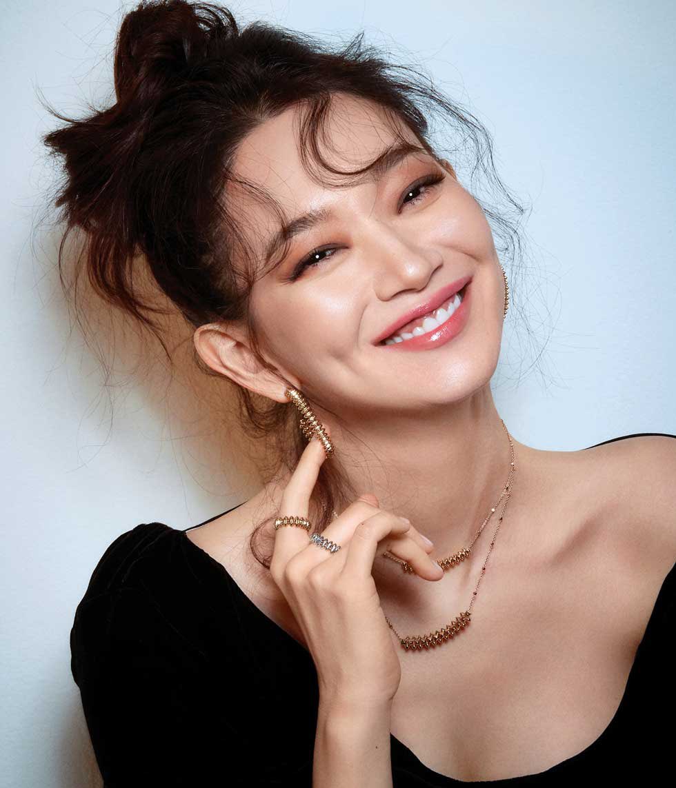 VikkelT's tweet photo. Another reason I just love Shin Min-ah. 🥹❤️

She really went on Lee Young-ji's show and decided to give a masterclass on relationships! And honestly, dating #KimWoobin for 10 years through thick and thin proves she knows exactly what she's talking about. 

Out of everything she said, this part hits the hardest:

"People often turn a blind eye to things because of their feelings of affection, but in reality, they already know deep down. Most of the time, you've already felt the red flags that tell you this person isn't the one."

That's the kind of advice people don't want to hear but absolutely need to hear.

ALL she said on the show was so so true. At this point, #ShinMinah could easily pivot into being a marriage/relationship counselor👌