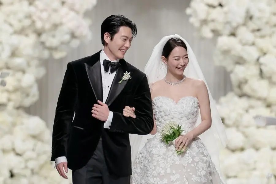 VikkelT's tweet photo. Another reason I just love Shin Min-ah. 🥹❤️

She really went on Lee Young-ji's show and decided to give a masterclass on relationships! And honestly, dating #KimWoobin for 10 years through thick and thin proves she knows exactly what she's talking about. 

Out of everything she said, this part hits the hardest:

"People often turn a blind eye to things because of their feelings of affection, but in reality, they already know deep down. Most of the time, you've already felt the red flags that tell you this person isn't the one."

That's the kind of advice people don't want to hear but absolutely need to hear.

ALL she said on the show was so so true. At this point, #ShinMinah could easily pivot into being a marriage/relationship counselor👌