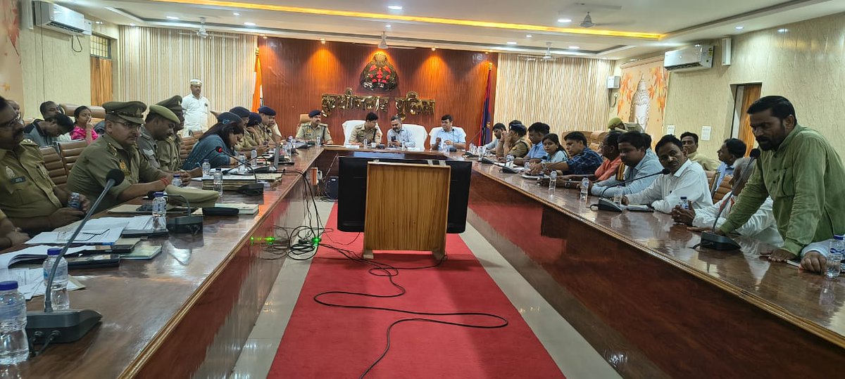 dm_kushinagar's tweet photo. आज पुलिस लाइन सभागार में आगामी मोहर्रम पर्व को शांतिपूर्ण, सुरक्षित एवं सौहार्दपूर्ण वातावरण में सम्पन्न कराने हेतु पुलिस अधीक्षक एवं संबंधित अधिकारियों, संभ्रांत नागरिकों,धर्मगुरु के साथ पीस कमेटी की बैठक आयोजित की गई।
सभी संबंधित विभागों को आपसी समन्वय स्थापित करते हुए आवश्यक व्यवस्थाएं समयबद्ध रूप से पूर्ण करने तथा परंपरागत मार्गों एवं निर्धारित मानकों के अनुरूप जुलूस संपन्न कराने के निर्देश दिए गए। ताजिया जुलूस के पारंपरिक मार्गो का सत्यापन करने एवं परंपरागत मार्गो से ही ताजिया निकालने के निर्देश दिए गए। सभी उप जिला अधिकारियों, क्षेत्राधिकारियों एवं थाना प्रभारी को निर्देशित किया गया कि वह स्थानीय शांति समिति, संभ्रांत नागरिकों तथा ताजिया दरों के साथ बैठक कर आपसी संवाद स्थापित करें तथा यदि कोई पुराना विवाद हो तो उसका समाधान मोहर्रम से पूर्व ही कर लिए जाने के निर्देश दिए गए। विद्युत पोल, जर्जर तारों एवं नगर पालिका, नगर पंचायत में साफ सफाई सुनिश्चित करने के निर्देश संबंधित अधिकारियों को दिए गए। इसके साथ ही ताजिया दारो को निर्धारित मानक की ऊंचाई के अनुसार ताजिया बनाने एवं डीजे वालों को निर्धारित डेसीबल में ही साउंड बजाने के निर्देश दिए गए। इसके साथ ही जनपदवासियों से आपसी भाईचारा एवं सौहार्द माहौल बनाए रखते हुए भाईचारे के साथ त्योहार को साकुशल संपन्न कराने की अपील की गई।