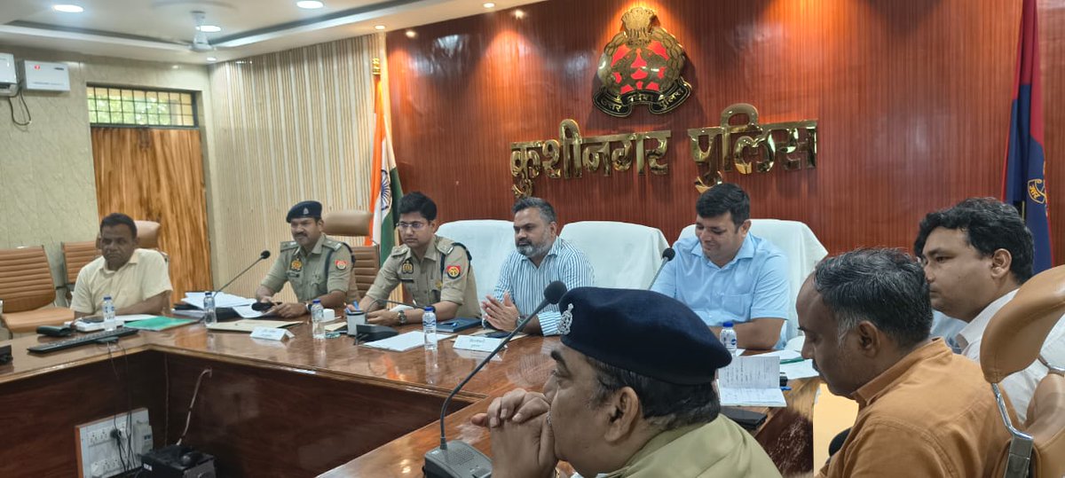 dm_kushinagar's tweet photo. आज पुलिस लाइन सभागार में आगामी मोहर्रम पर्व को शांतिपूर्ण, सुरक्षित एवं सौहार्दपूर्ण वातावरण में सम्पन्न कराने हेतु पुलिस अधीक्षक एवं संबंधित अधिकारियों, संभ्रांत नागरिकों,धर्मगुरु के साथ पीस कमेटी की बैठक आयोजित की गई।
सभी संबंधित विभागों को आपसी समन्वय स्थापित करते हुए आवश्यक व्यवस्थाएं समयबद्ध रूप से पूर्ण करने तथा परंपरागत मार्गों एवं निर्धारित मानकों के अनुरूप जुलूस संपन्न कराने के निर्देश दिए गए। ताजिया जुलूस के पारंपरिक मार्गो का सत्यापन करने एवं परंपरागत मार्गो से ही ताजिया निकालने के निर्देश दिए गए। सभी उप जिला अधिकारियों, क्षेत्राधिकारियों एवं थाना प्रभारी को निर्देशित किया गया कि वह स्थानीय शांति समिति, संभ्रांत नागरिकों तथा ताजिया दरों के साथ बैठक कर आपसी संवाद स्थापित करें तथा यदि कोई पुराना विवाद हो तो उसका समाधान मोहर्रम से पूर्व ही कर लिए जाने के निर्देश दिए गए। विद्युत पोल, जर्जर तारों एवं नगर पालिका, नगर पंचायत में साफ सफाई सुनिश्चित करने के निर्देश संबंधित अधिकारियों को दिए गए। इसके साथ ही ताजिया दारो को निर्धारित मानक की ऊंचाई के अनुसार ताजिया बनाने एवं डीजे वालों को निर्धारित डेसीबल में ही साउंड बजाने के निर्देश दिए गए। इसके साथ ही जनपदवासियों से आपसी भाईचारा एवं सौहार्द माहौल बनाए रखते हुए भाईचारे के साथ त्योहार को साकुशल संपन्न कराने की अपील की गई।