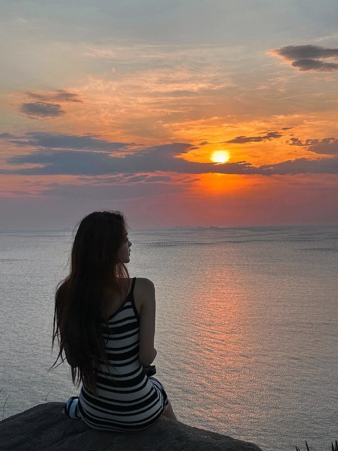 wuangwang166's tweet photo. Bathed in the glow of the setting sun, I leave my troubles to the sea.
Everything echoes, and I find peace only in the twilight. ✨
#SunsetLover #PeacefulMoment #Sea https://t.co/VFMlf7VyZl