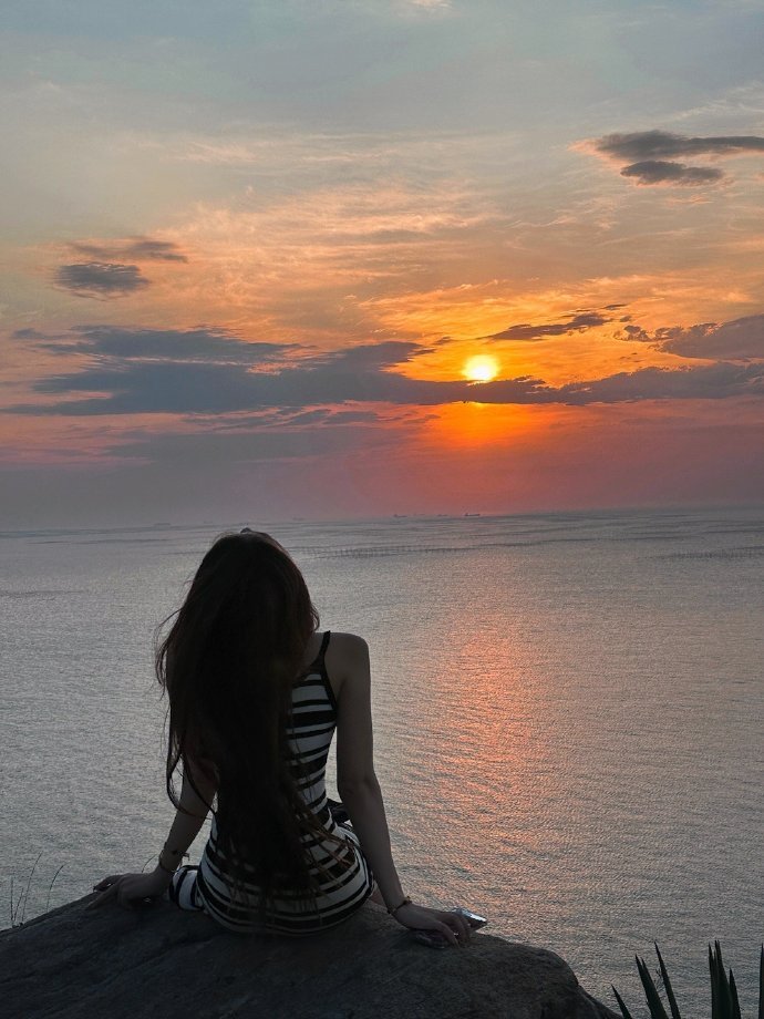 wuangwang166's tweet photo. Bathed in the glow of the setting sun, I leave my troubles to the sea.
Everything echoes, and I find peace only in the twilight. ✨
#SunsetLover #PeacefulMoment #Sea https://t.co/VFMlf7VyZl