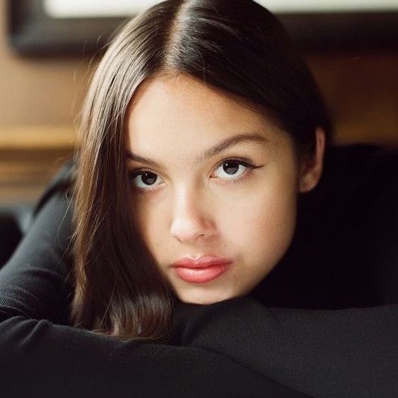 updateoliviabr's tweet photo. Olivia Rodrigo permanece como a artista mais transmitida no Spotify pelo sétimo dia consecutivo.

— Supera SZA (6 dias) e se torna oficialmente a 2ª artista feminina com mais dias no topo do Spotify Global Artist chart. https://t.co/yHryuWK7CN