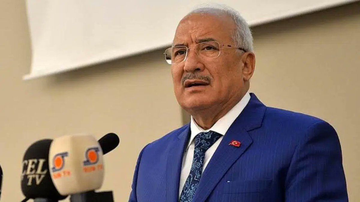 Hurriyet's tweet photo. ⭕️İYİ Parti Milletvekili Burhanettin Kocamaz, 'Adınız FETÖ soruşturmasına karıştı' denilerek dolandırıldı.  

➖2 milyon 375 bin TL, 10 kilogram altın, 68 bin dolar ve 1.900 avro vermeye ikna edildi.

➖Şüpheliler, İstanbul'da taksinin içinde altın ve paralarla yakalandı.

➖ Ankara'ya getirilen şüpheliler, adliyeye sevk edilerek tutuklandı.

🔗 https://t.co/MRRBXRNTlN