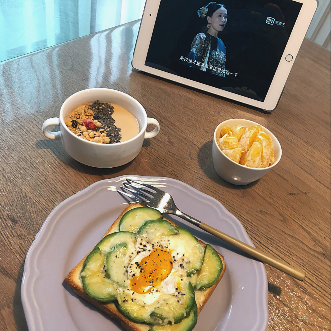 anafielous's tweet photo. That perfect 3-minute runny yolk on my homemade avocado toast—breakfast win! ， https://t.co/7GYDTXw7C4