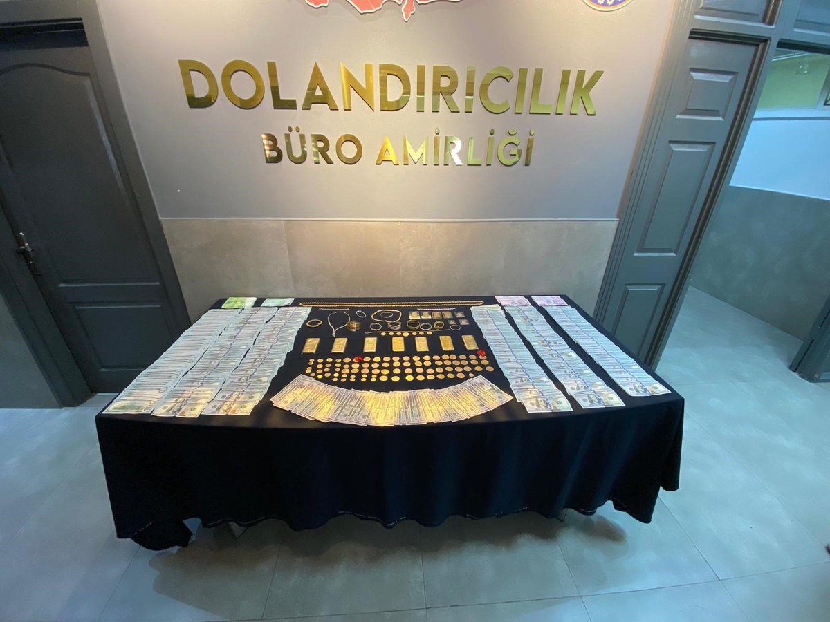 Hurriyet's tweet photo. ⭕️İYİ Parti Milletvekili Burhanettin Kocamaz, 'Adınız FETÖ soruşturmasına karıştı' denilerek dolandırıldı.  

➖2 milyon 375 bin TL, 10 kilogram altın, 68 bin dolar ve 1.900 avro vermeye ikna edildi.

➖Şüpheliler, İstanbul'da taksinin içinde altın ve paralarla yakalandı.

➖ Ankara'ya getirilen şüpheliler, adliyeye sevk edilerek tutuklandı.

🔗 https://t.co/MRRBXRNTlN