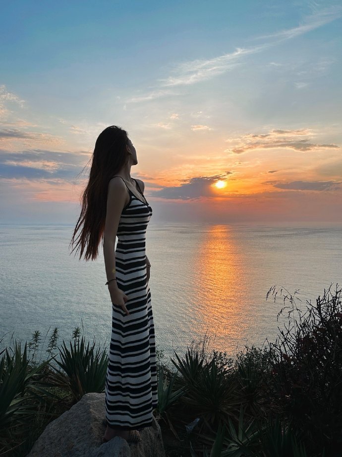 wuangwang166's tweet photo. Bathed in the glow of the setting sun, I leave my troubles to the sea.
Everything echoes, and I find peace only in the twilight. ✨
#SunsetLover #PeacefulMoment #Sea https://t.co/VFMlf7VyZl