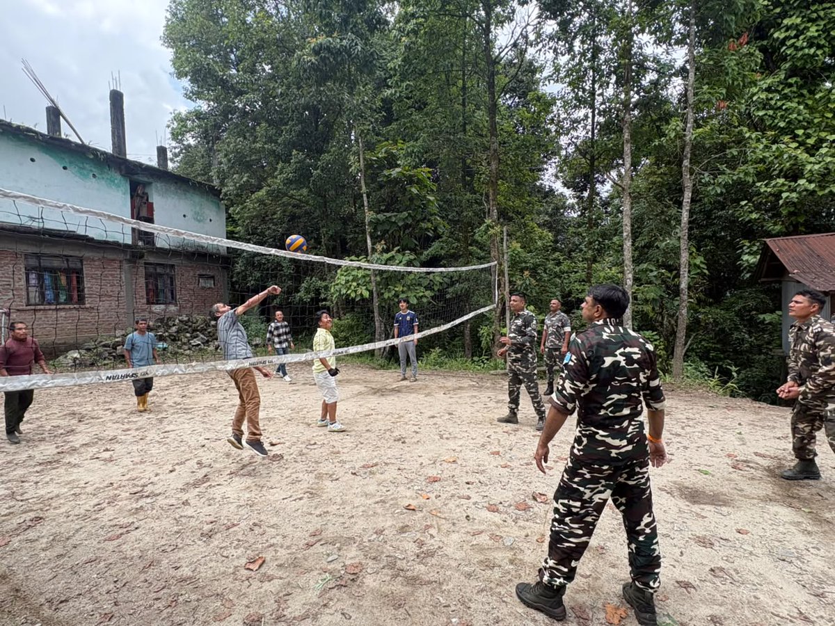 36BnSSB_INDIA's tweet photo. 🤝 36वीं वाहिनी, सशस्त्र सीमा बल की A समवाय, उत्तरे द्वारा स्थानीय सिविल जनता के साथ मैत्रीपूर्ण वॉलीबॉल मैच का आयोजन किया गया। खेल के माध्यम से आपसी सौहार्द, समन्वय एवं टीम भावना को बढ़ावा दिया गया।
#36BNSSB #Volleyball #SevaSurakshaBandhutva
@dgssbmha
@fhq_ssb
@PIB_India https://t.co/KyQop7tJMD