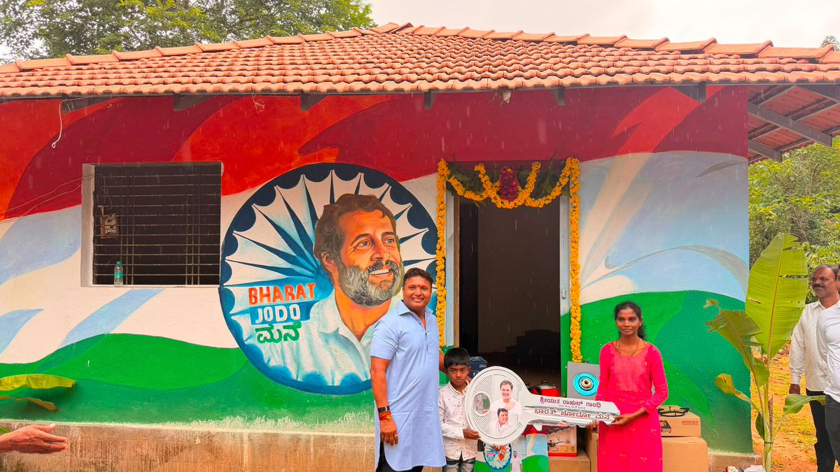 LutyensMediaIN's tweet photo. नेता विपक्ष राहुल गांधी के जन्मदिन पर कांग्रेस के राष्ट्रीय सचिव श्रीनिवास बीवी ने शिवमोगा की Geethakka को "भारत जोड़ो घर" भेंट किया। https://t.co/VXafJNByNE