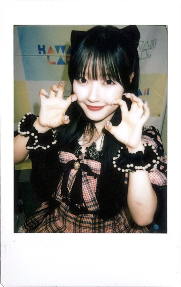 7______mi_'s tweet photo. チェック衣装で踊ってるえみちゃんがTiktokに流れてきて、そこから推し始めて初めて大特に行って衣装がチェック衣装で、すごく嬉しかった思い出のチェキ🔆撮可のえみちゃんを載せてくれた方に本当に感謝😭😭‼️‼️えみるちゃんに出会えてよかったいつもありがとうだいすきー♡
#えみるがみるの #川本笑瑠 https://t.co/U2SZrd6WJ7