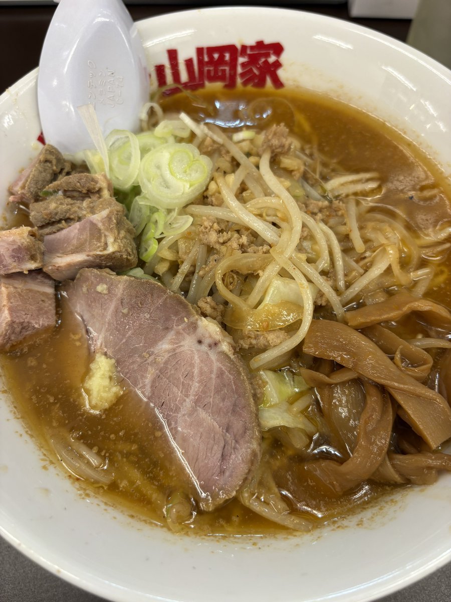 BlueCR_Z's tweet photo. 前を通りがかって並んでなかったから食べてきちゃった！！(その前にカレーを食べてる)
味噌が濃くて美味しかったよ〜！
#山岡家
#味噌ラーメン山岡家 https://t.co/MdGGvQAhCC
