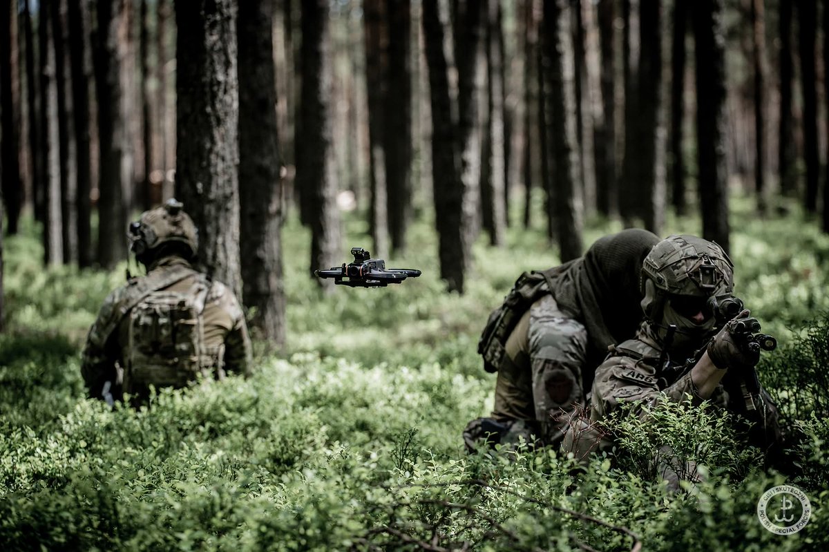 bogna_k's tweet photo. #Lubliniec #JWK
Cisi i skuteczni 
Jednostka Wojskowa Komandosów stale się rozwija i otwiera na nowe technologie. 
Tym razem Zespół Bojowy A trenował pracę z dronami FPV w terenie leśnym. https://t.co/58yLFXu4OP
