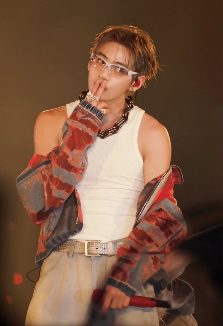 AfraKhan46963's tweet photo. @Taehyungimpact This look is next level hot 🔥🔥 https://t.co/MrRwefdE99
