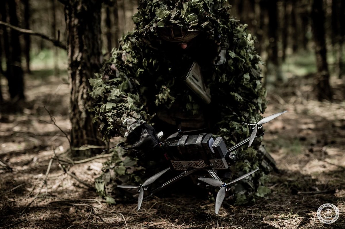 bogna_k's tweet photo. #Lubliniec #JWK
Cisi i skuteczni 
Jednostka Wojskowa Komandosów stale się rozwija i otwiera na nowe technologie. 
Tym razem Zespół Bojowy A trenował pracę z dronami FPV w terenie leśnym. https://t.co/58yLFXu4OP