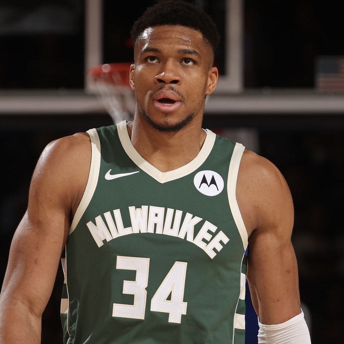 PolymarketHoops's tweet photo. The Bucks want the Celtics to add up to 3 future firsts (!!) in the deal on top of Jaylen Brown, per @sam_amick.

What in the world… 🤯 https://t.co/8d9dOvc1Za