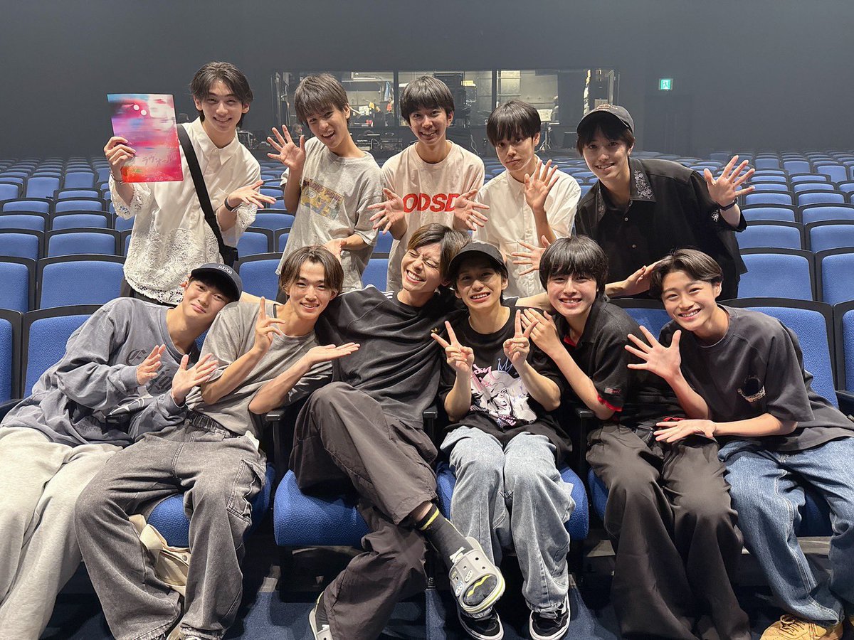 kou_4rou's tweet photo. #ラヴオール 大阪公演初日2公演ありがとうございました！！

今日は地元大阪ということで家族もお友達沢山見に来てくれました！

そして #神戸セーラーボーイズ のみんなが来てくれました！
みんなにこの作品を見てもらえて嬉しかったです❤️
多和田さんも一緒に📸

 #梅棒 #神戸セラボ https://t.co/djEaLk7TnI