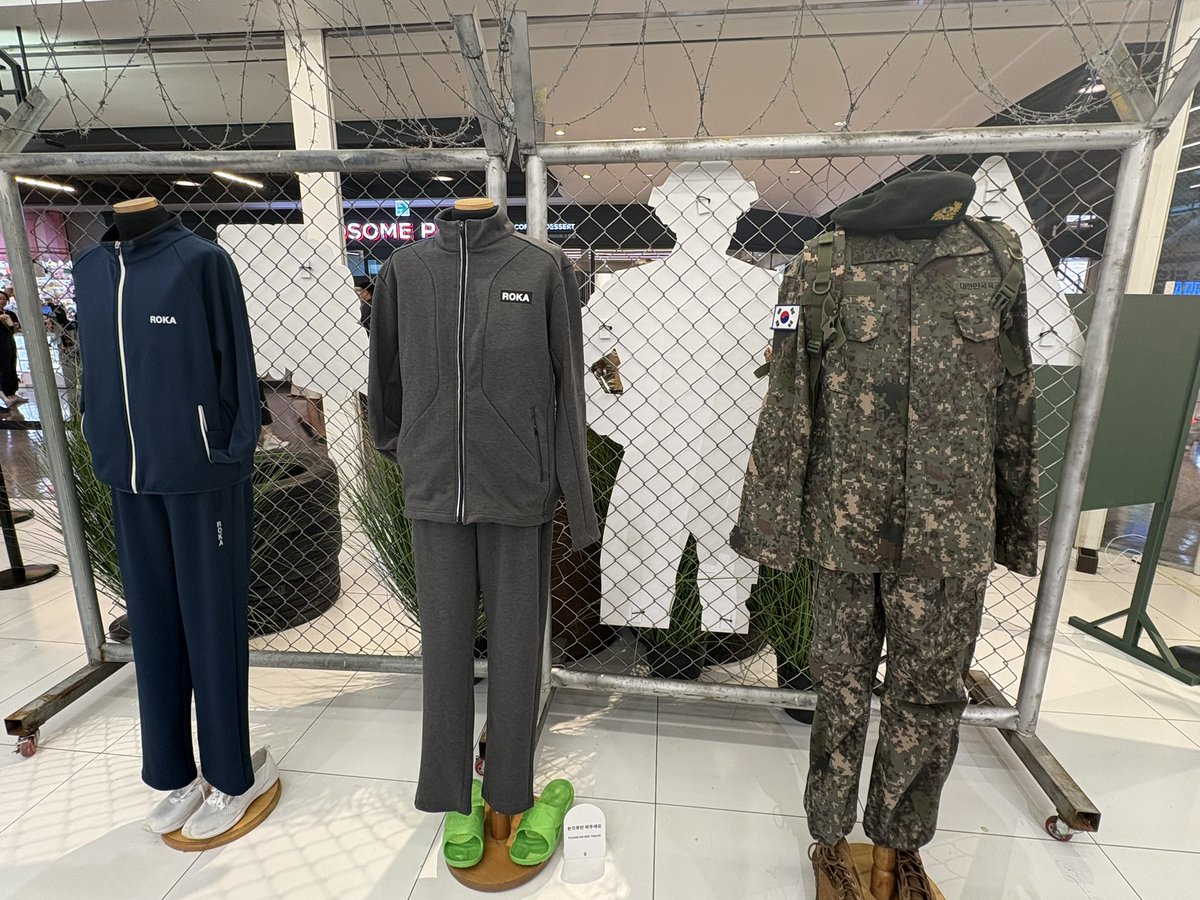 mal_0313's tweet photo. 안쪽에 군복들이랑 취사병 등장인물 이름표 포스터 붙어있고 저 미역국 레시피 정말 유용할 것 같더라구요..ㅋㅋㅋ 
행보관님과도 한 컷📸 https://t.co/4xlYZISnk8