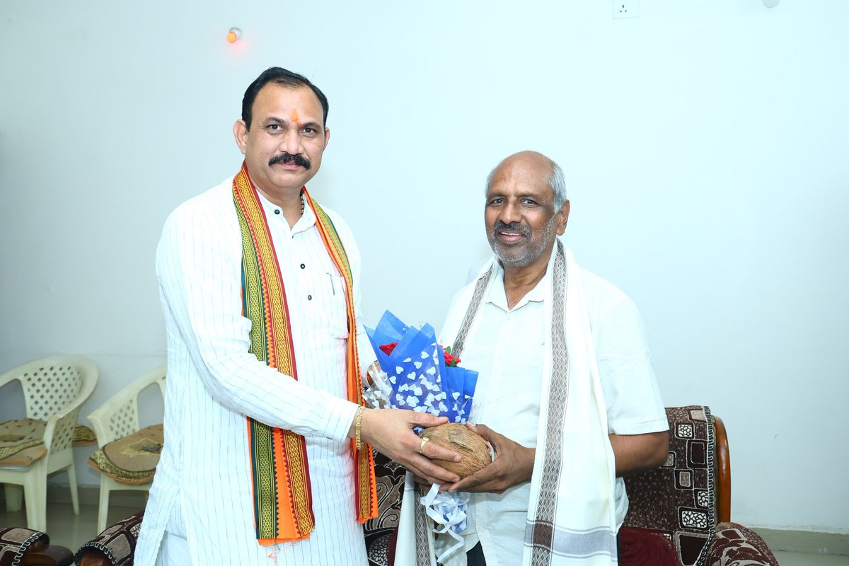 ShyamBihariBjp's tweet photo. आज चिरमिरी पोड़ी में प्रतिष्ठित व्यवसायी श्री राधेश्याम अग्रवाल जी के निवास पहुंचकर प्रधानमंत्री आदरणीय श्री नरेंद्र मोदी जी के नेतृत्व में सेवा, सुशासन एवं गरीब कल्याण के 12 सफल वर्षों की उपलब्धियों पर आत्मीय चर्चा की तथा उनका सम्मान किया।

इस अवसर पर व्यापार एवं सामाजिक क्षेत्र में उनके योगदान की सराहना करते हुए विकसित भारत के संकल्प को साकार करने में नागरिकों की महत्वपूर्ण भूमिका पर विचार-विमर्श किया। जनविश्वास, जनभागीदारी और सतत विकास ही नए भारत की पहचान बन रहे हैं।

#12SaalBemisaal
#ShyamBihariJaiswal
#ViksitBharat
#BJP
#PublicService