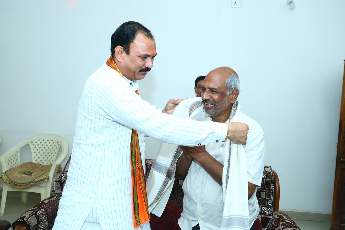ShyamBihariBjp's tweet photo. आज चिरमिरी पोड़ी में प्रतिष्ठित व्यवसायी श्री राधेश्याम अग्रवाल जी के निवास पहुंचकर प्रधानमंत्री आदरणीय श्री नरेंद्र मोदी जी के नेतृत्व में सेवा, सुशासन एवं गरीब कल्याण के 12 सफल वर्षों की उपलब्धियों पर आत्मीय चर्चा की तथा उनका सम्मान किया।

इस अवसर पर व्यापार एवं सामाजिक क्षेत्र में उनके योगदान की सराहना करते हुए विकसित भारत के संकल्प को साकार करने में नागरिकों की महत्वपूर्ण भूमिका पर विचार-विमर्श किया। जनविश्वास, जनभागीदारी और सतत विकास ही नए भारत की पहचान बन रहे हैं।

#12SaalBemisaal
#ShyamBihariJaiswal
#ViksitBharat
#BJP
#PublicService
