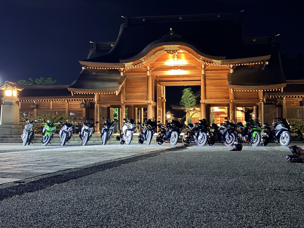Ninjaaaaaaaa400's tweet photo. 夜なのにいっぱい🏍🏍🏍 https://t.co/cPiIqJU8Tm