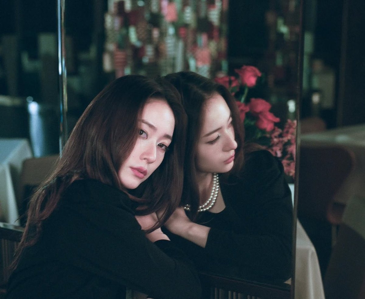 krystald's tweet photo. A table dressed in white, roses in full bloom, and a city glowing somewhere beyond the glass. Everything felt carefully arranged, almost cinematic. https://t.co/1zKYSVLspd