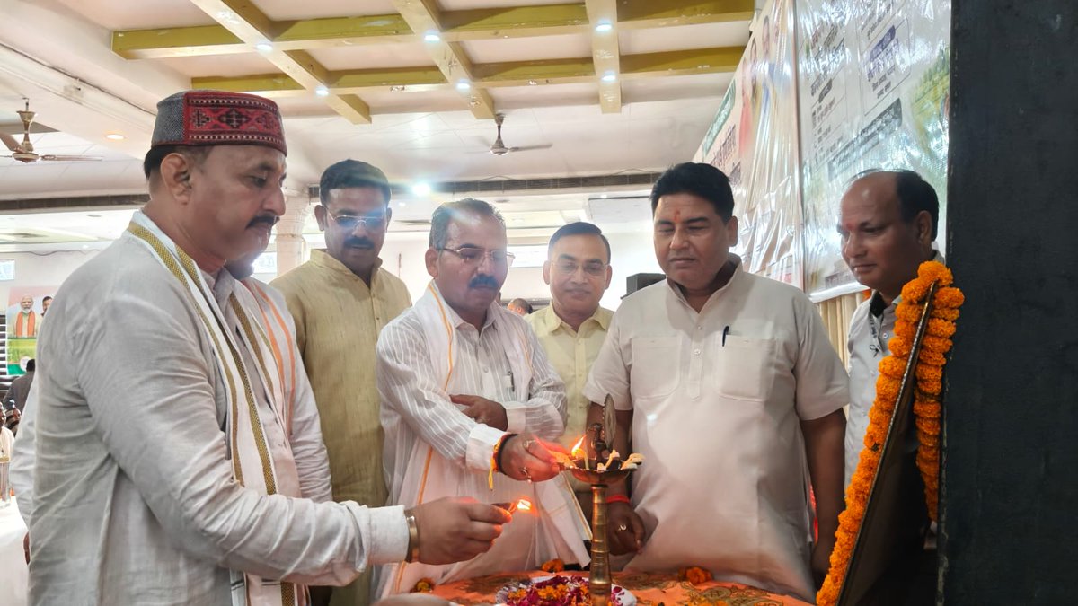 DmSambhal's tweet photo. माननीय प्रधानमंत्री श्री नरेन्द्र मोदी जी के नेतृत्व वाली केन्द्र सरकार के सफल 12 वर्ष पूर्ण होने के उपलक्ष्य में 05 जून से 21 जून 2026 तक आयोजित समेकित जन-कल्याण एवं जन-जागरूकता अभियान के अन्तर्गत आज डी.आर. रिसॉर्ट, बहजोई में तीन दिवसीय (18 जून से 20 जून 2026 तक)   विकास प्रदर्शनी एवं कृषि विभाग के अन्तर्गत प्राकृतिक खेती कार्यशाला का आयोजन @DmSambhal अंकित खण्डेलवाल के निर्देशन एवं मुख्य विकास अधिकारी गोरखनाथ भट्ट की अध्यक्षता में किया गया।
कार्यक्रम के द्वितीय दिवस मुख्य अतिथि मा. विधान परिषद सदस्य एवं भाजपा प्रदेश उपाध्यक्ष श्री सत्यपाल सिंह सैनी जी तथा विशिष्ट अतिथि पूर्व मंत्री एवं भाजपा जिलाध्यक्ष श्री हरेन्द्र सिंह रिंकू जी तथा पूर्व दर्जा प्राप्त मंत्री श्रीमती मंजू दिलेर जी रहीं।

कृषि विभाग के अन्तर्गत आयोजित प्राकृतिक खेती कार्यशाला के द्वितीय दिवस का शुभारम्भ मुख्य अतिथि एवं विशिष्ट अतिथियों द्वारा माँ सरस्वती की प्रतिमा के समक्ष दीप प्रज्ज्वलित कर किया गया। इस अवसर पर परिषदीय विद्यालयों की छात्राओं द्वारा स्वागत गीत एवं गणेश वंदना प्रस्तुत की गई।
मुख्य विकास अधिकारी श्री गोरखनाथ भट्ट ने मुख्य अतिथि को पुष्पगुच्छ एवं पुस्तक भेंट कर उनका स्वागत एवं सम्मान किया। साथ ही अन्य विशिष्ट अतिथियों का भी स्वागत एवं सम्मान किया गया। @CMOfficeUP @UPGovt @ChiefSecyUP @InfoDeptUP @Comm_Moradabad