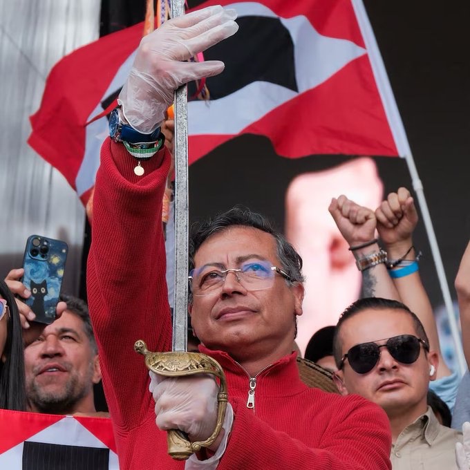 WilsonRuizO's tweet photo. Para los que van a votar por “la vida”, no olviden quiénes fueron los que declararon “la guerra a muerte”. https://t.co/IFMw5HK6zL