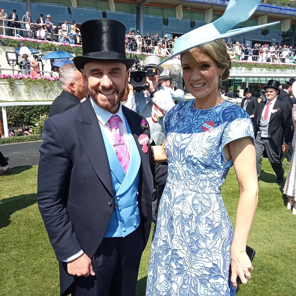 JoeSeward1's tweet photo. The @itvracing fashion experts here @Ascot
#AscotRacecourse
#RoyalAscot
#ITVRacing π©ππ πποΈππ₯ https://t.co/VD3zhIERDl