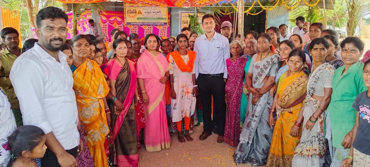 Collector_SSSD's tweet photo. ముత్యాలపల్లి గ్రామంలో బర్తాన్ బ్యాంక్  ప్రారంభోత్సవం జరిగింది. బర్తాన్ బ్యాంక్   ద్వారా గ్రామ ప్రజలు ఆర్థిక లావాదేవీలు సులభతరం చేసుకోగలరు https://t.co/gsbSPVcXFT