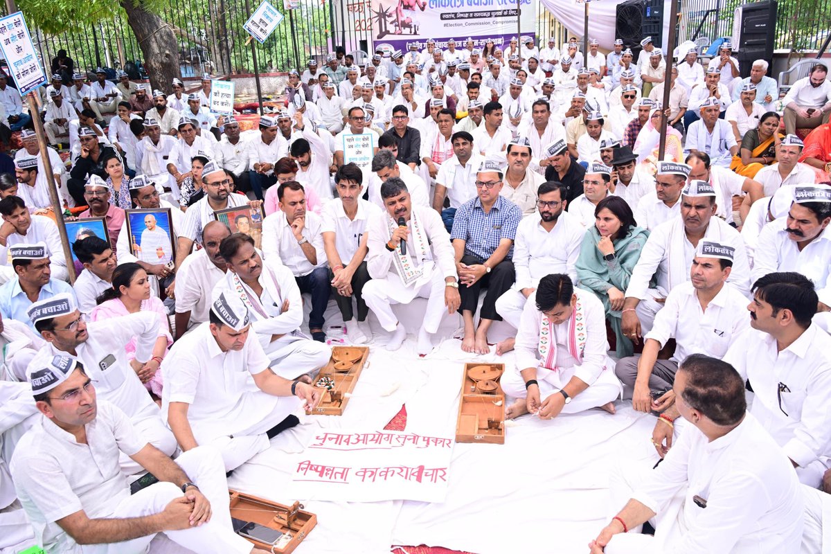 TikaRamJullyINC's tweet photo. आज जयपुर स्थित शहीद स्मारक पर राजीव गांधी पंचायती राज संगठन द्वारा आयोजित "लोकतंत्र बचाओ सत्याग्रह" में शामिल हुआ ।

मध्यप्रदेश में कांग्रेस की राज्यसभा प्रत्याशी सुश्री मीनाक्षी नटराजन जी का नामांकन भाजपा द्वारा असंवैधानिक एवं अलोकतांत्रिक तरीके से निरस्त किया जाना लोकतांत्रिक मूल्यों पर हमला है। यह लोकतंत्र, संविधान और निष्पक्ष चुनावी प्रक्रिया की विश्वसनीयता पर गंभीर सवाल खड़ा करता है।सत्ता के संरक्षण में लोकतांत्रिक संस्थाओं की निष्पक्षता प्रभावित होने लगे, तो हम  सभी की जिम्मेदारी है की लोकतंत्र की रक्षा के लिए आवाज़ उठाएं l

इस दौरान राजीव गांधी पंचायती राज संगठन के चेयरपर्सन डॉ. सुनील पंवार जी, प्रदेश कांग्रेस कमेटी के अध्यक्ष श्री गोविन्द सिंह डोटासरा जी, राजस्थान विधानसभा के पूर्व अध्यक्ष डॉ. सी.पी. जोशी जी, RGPRS के प्रदेश अध्यक्ष डॉ. सी.बी. यादव जी सहित पार्टी पदाधिकारी एवं बड़ी संख्या में कांग्रेस कार्यकर्ता उपस्थित रहे। @INCRajasthan @INCMP