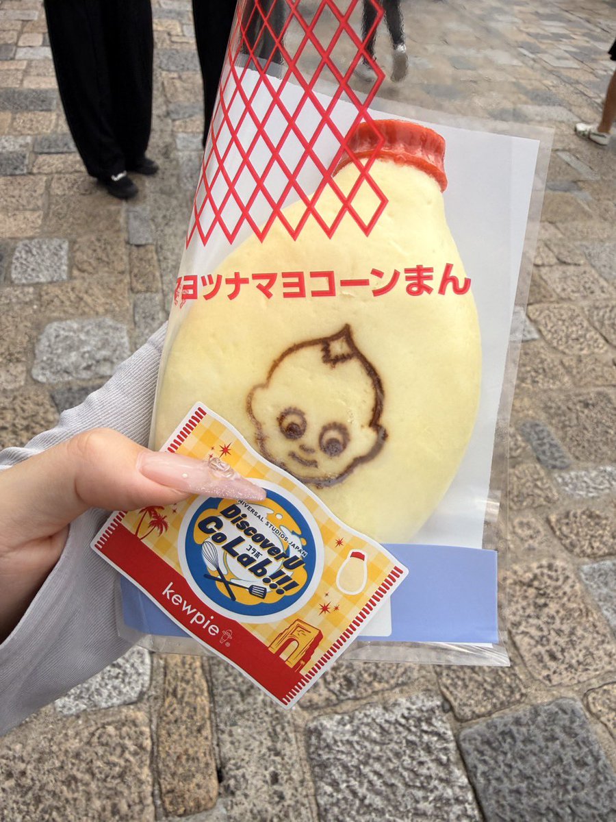 SFJ48's tweet photo. 今日の昼間、ユニバ行ってる姫から
写真が送られてきたんだけど…
最近のユニバの食べ歩きフード
手が混んでるなぁ〜🫢

#ユニバ
#ユニバーサルスタジオ
#キューピー
#マヨネーズ https://t.co/uh8dq1ZjkA