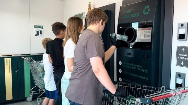 Venek__'s tweet photo. Uczniowie Szkoły Podstawowej nr 9 w Lubinie zgromadzili prawie 40 tys.(39 771) opakowań w ramach akcji charytatywnej na rzecz rehabilitacji koleżanki. Przez prawie 14 godzin wrzucali butelki i puszki do recyklomatu, a ze zwrotu kaucji uzyskali 20 tys. zł. Ich akcja została zgłoszona do Księgi Rekordów Guinnessa.

W akcję włączyła się również lokalna firma Tomra, która wsparła zbiórkę dodatkową darowizną w wysokości 10 tys. zł.