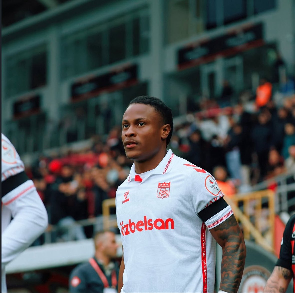 NewsSivasspor's tweet photo. 🚨Başkan adayının bulunduğunu ve 800 milyonluk nakit desteğini elde ettiklerini açıklayan divan kurulunun bugün halledilmesi gereken çek ödemelerini yapamamasından dolayı “Okan Erdoğan” ve “Jonathan Okoronkwo” serbest statüye çıkabilecek. Pazartesi ise “Rey Manaj” için son ödeme günü.

Şehir sessiz, iş adamları sessiz, şehrin büyükleri, bürokrasisi sessiz… 

Göz göre göre, sessiz bir şekilde felakete gidiyoruz.