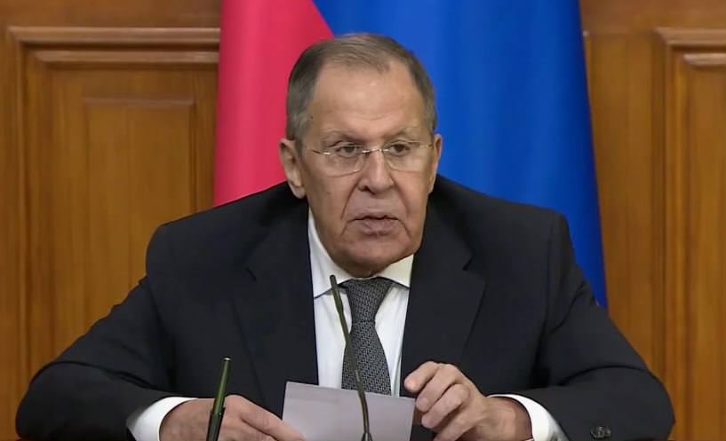 Renardpaty's tweet photo. Puisque la publication de l’entretien de Lavrov avec Politico a été annulée à la dernière minute, voici ici ce qu’il a dit : 

«L'objectif réel des dirigeants européens n'est pas de négocier avec la Russie, mais de sauver le régime de Zelensky et de l'utiliser comme une plateforme pour poursuivre la lutte contre nous» - le ministre russe des Affaires étrangères, Sergueï Lavrov.

Les principaux arguments de Lavrov dans un article pour Politico Europe : 

L'histoire montre que l'Occident a toujours utilisé les négociations avec la Russie comme une tactique de tromperie et de couverture pour l'expansion de l'OTAN et de l'UE vers les frontières russes.

L'Europe et les États-Unis soutiennent depuis 2004 les forces anti-russes en Ukraine, ont facilité le coup d'État de 2014, ont saboté les accords de Minsk (en les utilisant uniquement pour réarmer les forces armées ukrainiennes) et ont forcé Kiev à renoncer aux accords d'Istanbul en 2022, bloquant ainsi la voie vers la paix.

Comme l'Europe a un intérêt direct à la défaite de la Russie, il est impossible de mener un dialogue constructif avec elle en tant qu'observateur neutre. Elle doit d'abord rétablir la confiance totalement ébranlée

L'Europe cherche à «geler» le conflit en Ukraine et à y introduire des contingents militaires d'une «coalition de volontaires».

L'Europe rêve d'expansion et a l'intention d'exploiter l'Ukraine et la Moldavie, et d'attirer l'Arménie dans son orbite.

L'UE veut gagner du temps pour atteindre une «préparation au combat» contre la Russie d'ici 2030.

Moscou est sérieusement préoccupée par les plans de Paris d'accorder un «parapluie nucléaire» français à plusieurs États de l'Union européenne et de l'OTAN.

Les accusations portées contre la Russie concernant l'existence de «plans agressifs» contre l'Europe sont sans fondement.

Un affrontement direct entre l'OTAN et la Russie pourrait entraîner un échange de frappes nucléaires avec des conséquences catastrophiques pour le monde entier.

Moscou préfère toujours que tous les objectifs de l'opération spéciale soient atteints par des moyens diplomatiques.

Il est temps que les Européens réalisent qu'il n'y aura pas de retour à l'ancien modèle de sécurité européenne.

La Russie préconise la formation d'un système de sécurité égal et indivisible sur le continent eurasien.

L'Occident ne montre aucune volonté de faire de véritables compromis. Cela a été confirmé par la visite des ambassadeurs britannique, français et allemand au ministère russe des Affaires étrangères le 11 juin, dont le seul objectif était de lancer un nouvel ultimatum à la Russie.