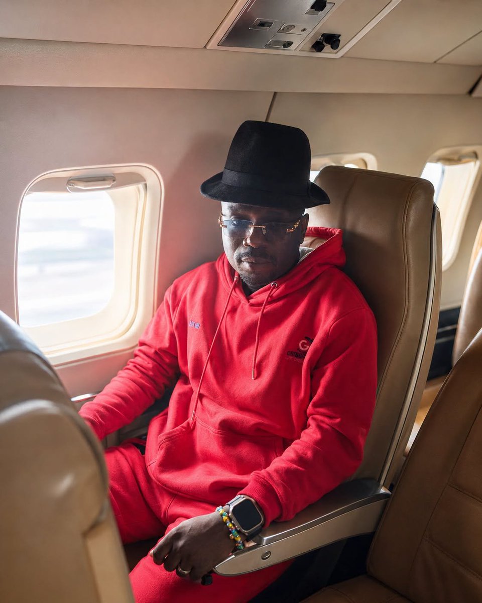 l_jimanel's tweet photo. Il m’a fallu 5 jours et plus de 695 $, pour quitter Aru et arriver à Kisangani.

Dans un seul pays.
La République Démocratique du Congo.

Je n’oublierai jamais ce voyage.

Parce qu’il y a des voyages qui ne fatiguent pas seulement le corps.
Ils fatiguent l’âme.
Ils vous montrent brutalement ce que signifie vivre dans un pays immense, riche, mais encore prisonnier du manque d’infrastructures de base.

Depuis vendredi passé, je me bats simplement pour rejoindre Kinshasa.

L’itinéraire devait être simple : Aru – Kinshasa.
Mais aujourd’hui, après plusieurs jours, plusieurs frais, plusieurs attentes, plusieurs blocages, je ne viens que d’arriver à Kisangani.

Pendant ce temps, des rendez-vous professionnels sont manqués.
Des clients attendent.
Des partenaires s’interrogent.
Des engagements sont retardés.
Des opportunités se fragilisent.

À tous les partenaires et clients avec qui certains rendez-vous ont été manqués, je vous présente mes excuses. Ce retard est totalement indépendant de ma volonté.

Et c’est là que la douleur devient nationale.

Imaginez un jeune Congolais qui décroche enfin une opportunité après des années de chômage.

On lui dit :
“Présentez-vous rapidement à Kinshasa.”

Il se dit :
“Je vais prendre l’avion, je vais arriver à temps.”

Mais il découvre que, dans son propre pays, prendre l’avion ne garantit ni la rapidité, ni la stabilité, ni même la prévisibilité.

Il découvre les taxes.
Les reports.
Les attentes interminables.
Les coûts élevés.
Les horaires non respectés.
Les nuits d’hôtel imprévues.
La fatigue.
L’incertitude.
La lourdeur.

Et parfois, il rate l’opportunité de sa vie.

Pas parce qu’il est incompétent.
Pas parce qu’il est paresseux.
Pas parce qu’il manque d’ambition.

Mais parce que son propre pays n’a pas encore organisé la mobilité de ses citoyens.

Voilà la vraie tragédie.

Le Congo ne manque pas seulement d’emplois.
Il manque aussi de routes pour atteindre les emplois.
Il manque de connexions fiables pour rejoindre les opportunités.
Il manque de systèmes qui permettent au talent congolais de circuler, de travailler, de produire et de réussir.

Et le plus douloureux, c’est ceci :

Si je passais par l’Ouganda, ce même trajet vers Kinshasa pouvait me prendre moins de 24 heures, avec moins de 400$, en faisant :

Aru – Arua – Kampala – Entebbe – Kinshasa.

Mais en passant par les vols nationaux de mon propre pays, il faut parfois plusieurs jours, plus d’argent, plus de fatigue et plus d’incertitude.

Voilà pourquoi beaucoup de Congolais préfèrent passer par l’étranger pour voyager à l’intérieur de leur propre pays.

Ce n’est pas normal.

Quand un citoyen doit sortir du pays pour mieux circuler dans son propre pays, ce n’est plus seulement un problème de transport.
C’est un problème de gouvernance.
C’est un problème d’aménagement du territoire.
C’est un problème de justice sociale.
C’est un problème économique.

Et pensons à ceux qui n’ont pas 695 dollars.
Pensons aux familles rurales.
Pensons aux jeunes de nos villages.
Pensons à ceux de Kabare, de Kalehe, d’Aru, de Buta, de Beni, de Mambasa, de Mahagi, de Watsa, de Shabunda, de Walikale.

Combien d’entre eux verront un jour Kinshasa ?
Combien visiteront la capitale de leur propre pays ?
Combien mourront sans jamais avoir vu le centre de décision de la nation à laquelle ils appartiennent ?

Un pays ne peut pas être uni uniquement par l’hymne national.
Il doit aussi être uni par les routes, les vols, les ponts, les services publics, les prix accessibles et la dignité du déplacement.

Le Congo est grand, oui.
Mais un pays grand sans connectivité devient une prison géographique pour ses propres citoyens.

Je ne publie pas ceci pour me plaindre.
Je publie ceci pour témoigner.

Parce qu’un pays qui rend le déplacement difficile rend aussi le développement difficile.

On ne peut pas parler d’investissement, d’emploi, de formation, de business, d’intégration nationale et de développement humain si le citoyen ne peut même pas se déplacer correctement à l’intérieur de son propre pays.

Ce voyage m’a coûté de l’argent.
Mais il m’a surtout montré le prix invisible que des millions de Congolais paient chaque jour :
le prix du retard,
le prix de l’isolement,
le prix de l’abandon,
le prix d’un territoire immense mais mal connecté.

Que ceux qui dirigent entendent ceci :

Le peuple ne demande pas le luxe.
Il demande des routes.
Il demande des vols fiables.
Il demande des services publics dignes.
Il demande la possibilité de circuler dans son propre pays sans être ruiné, épuisé ou humilié.

Parce qu’au fond, le développement commence par une chose simple :

permettre au citoyen d’aller d’un point A à un point B dans son propre pays, sans que cela devienne un combat de survie.

#RDC #transport #leadership

━━━━━ ✦ ✧ ✦ ━━━━━
↳ Si tu me découvres, je suis Jimanel LWIGULIRA.
Coach et Consultant RH.

→ Déjà +500 Professionnels RH formés et 50 entreprises accompagnées